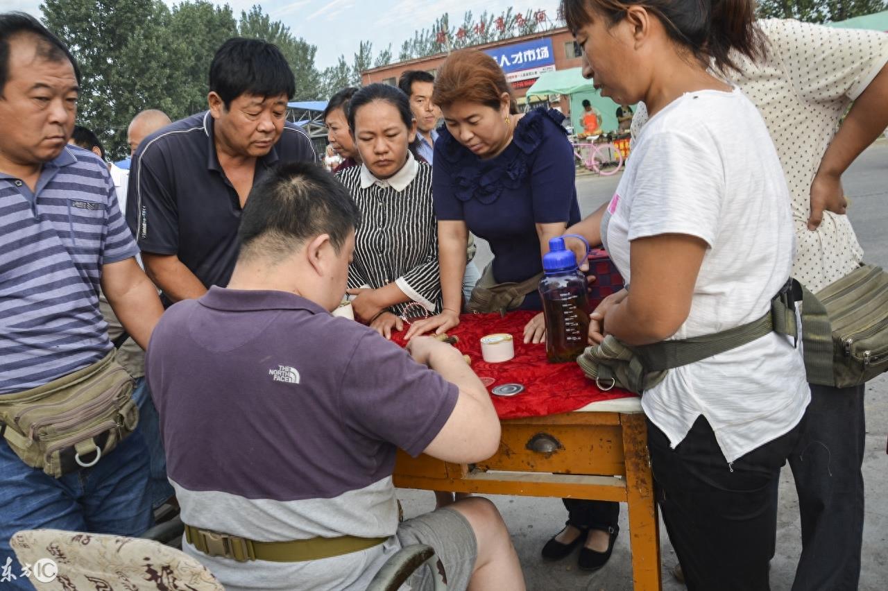 河南的蟋蟀交易市场，一只蟋蟀能卖上万元，网友：我还上啥班呀