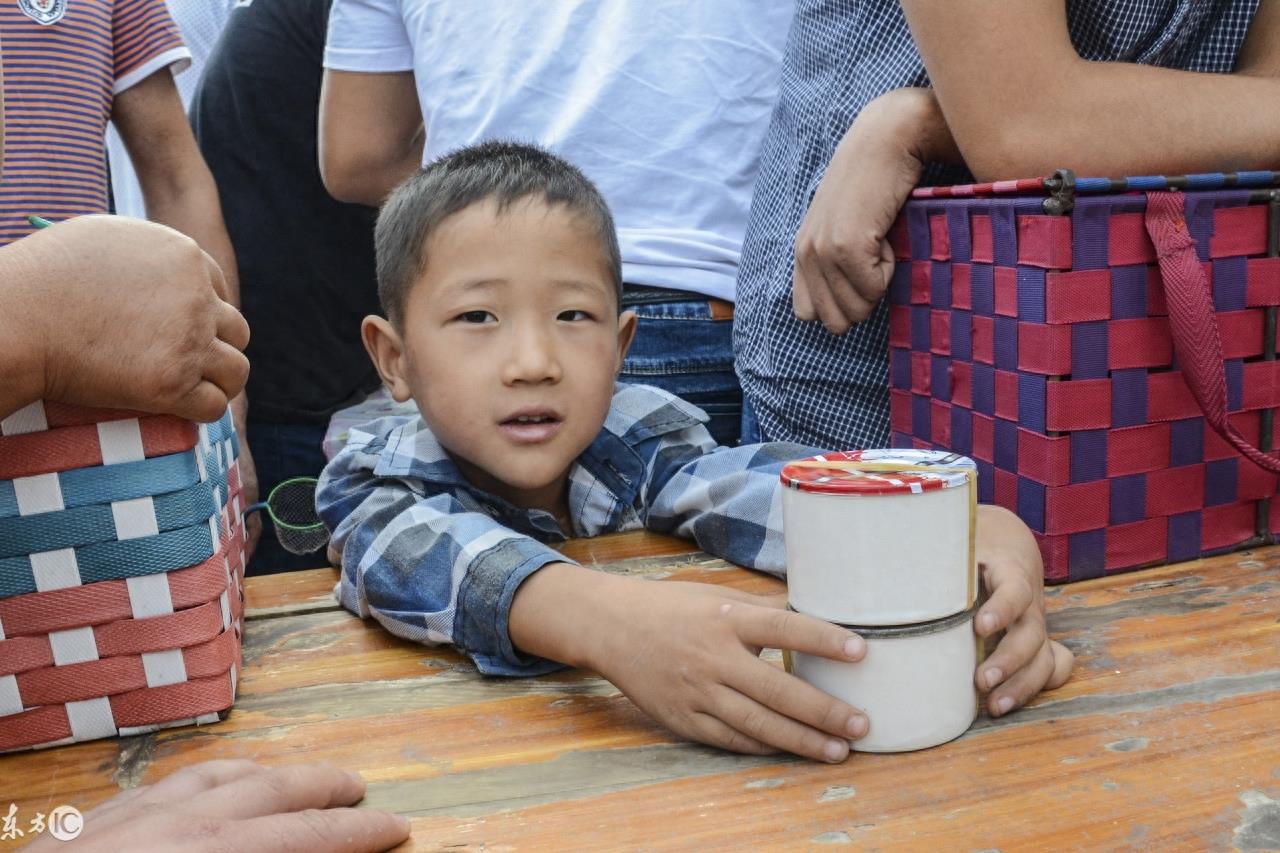 河南的蟋蟀交易市场，一只蟋蟀能卖上万元，网友：我还上啥班呀