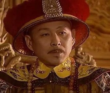 ​康熙第一次看到孙子乾隆就惊讶得放下杯子 康熙发现了什么