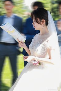 ​网传32岁谭松韵与万达二公子隐婚，“老公”还曾与多位女明星传绯闻，工作室辟