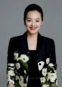 ​央视“才华”主持孙小梅：事业巅峰时退隐，38岁结婚生子，好幸福