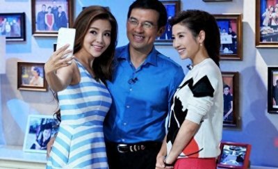 ​央视主持人”朱迅：闪婚嫁大八岁的同行丈夫，20年过去被宠上天