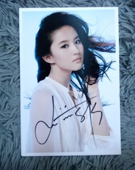 女明星签名字体多，杨幂写狂草，迪丽热巴像艺术字