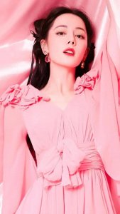 ​迪丽热巴：娱乐圈非常亮眼的明星，用真本事热爱创造了自己的故事