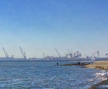 ​2010年，有专家提出“引渤入疆”，投资3000亿元，可造18亿亩耕地