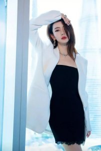 ​美女明星戚薇高清写真图集，顾盼生辉，光艳逼人