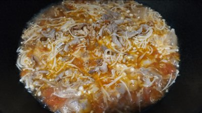 ​一道吃了还想吃的金针菇酸汤肥牛的家常做法