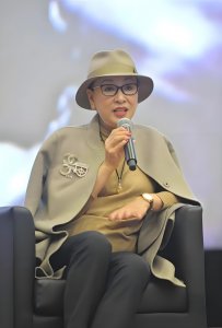 ​造出了《霸王别姬》“汤臣一品”！这个74岁奶奶的人生，才叫开挂