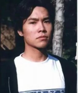 ​14岁出国19岁入狱，23岁离世，一年后作品惊艳众人影娱先锋