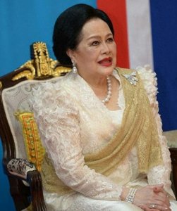 ​诗丽吉出轨被关6个月，出来后两腮凹陷脸色发黑，和儿子一个模样