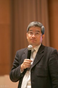 ​郎咸平：包养小31岁空姐，联合妻子夺回两套房，还要900万赔偿