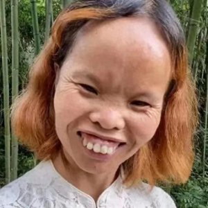 ​龅牙妹年入百万，因造型夸张“一丑成名”，以前家里人都嫌弃她
