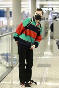 ​51岁王菲女儿窦靖童引热议，两鬓剃光似刺猬，被吐槽像精神小伙