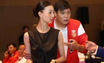 ​52岁范志毅住别墅身家过亿，二婚妻子35岁，女儿貌若天仙