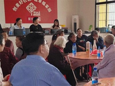 ​爱心企业家黄玉彪重阳节在邵东市大禾塘街道里安社区慰问老年人