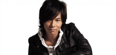 ​他是因热门综艺领唱进入大陆，演唱的我相信成为一时神曲，如今