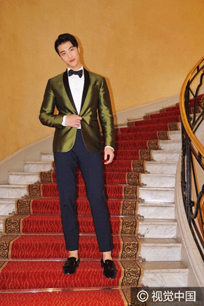 《奇葩说》大众男神出山！樊野亮相戛纳 帅气绅士look引爆眼球