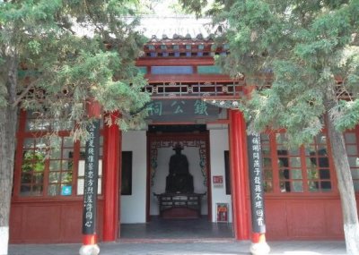 ​济南大明湖精华景点之铁公祠，“四面荷花三面柳”就出自这里