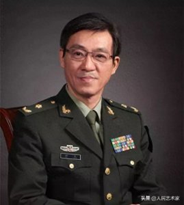 ​他被视为业内点石成金的圣手，用一夜时间谱成的作品，将张也从无名歌手打造成