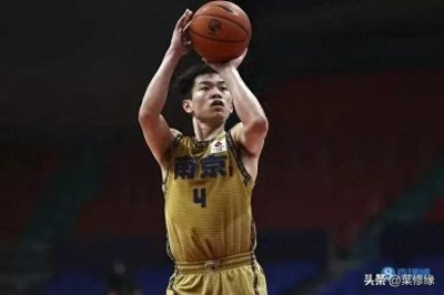 ​邬挺嘉从顶级得分手转型成防守尖兵，终于在CBA联赛站稳脚跟