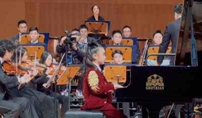 ​甜馨参加钢琴演出自信十足，音乐家协会会员直言其弹钢琴水平一般