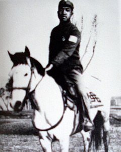 ​他从后方调纵队副司令：先去前线锻炼，再独当一面！他选择当师长