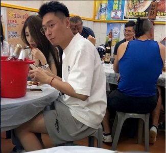 ​张嘉倪前夫为美女剥虾，女方身材火辣戴百万名表，疑似新恋情曝光