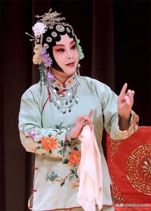 ​吃里爬外？永不回国，她带领30名演员选择留美，如今年过高龄回