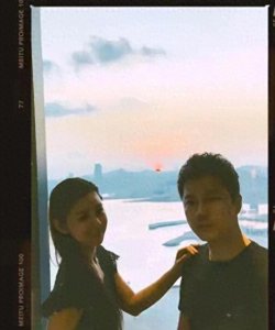 ​40岁李小萌晒与老公合照，生俩娃身材依旧苗条如初，王雷好福气！