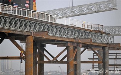 ​枝江长江大桥长江中心施工正酣