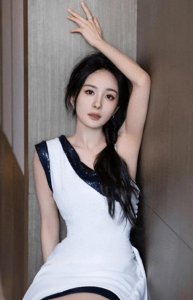 ​颠覆认知！杨幂38岁状态年轻如少女，首映礼现场让人认不出！