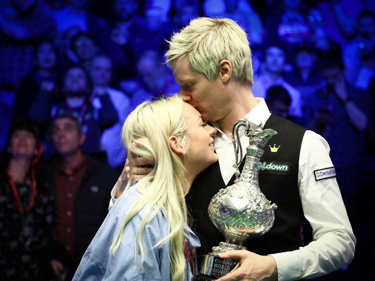 打疯了！大奖赛罗伯逊狂轰五杆破百夺冠，甜蜜亲吻妻子庆祝