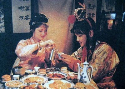 ​在家里炮制酸笋鸡皮汤，用一尾鲫鱼吊鲜，酸甜鲜香，超级开胃