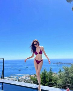 ​中楚曦比基尼亮相，性感身姿引爆视觉盛宴！