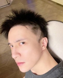 ​薛之谦为省奶粉钱？让老爸给自己剪头发，意外剃秃成“栗子头”