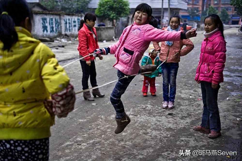 小时候玩具匮乏跳皮筋成了我们的最爱,跳皮筋的口诀您还记得吗?