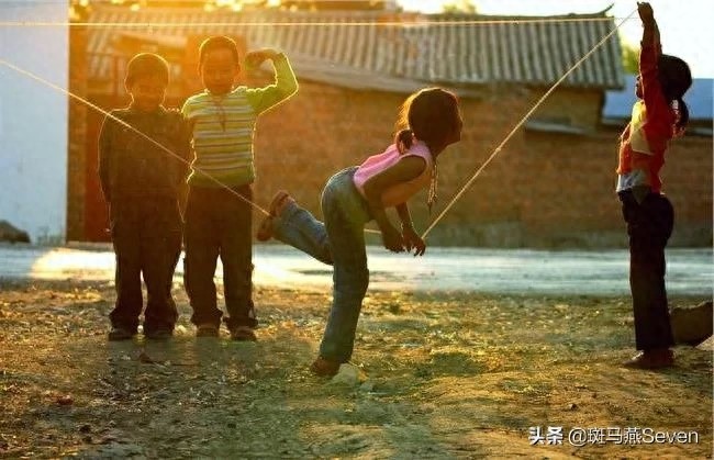 小时候玩具匮乏跳皮筋成了我们的最爱,跳皮筋的口诀您还记得吗?