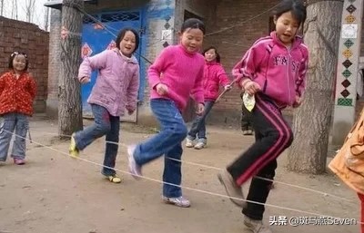 小时候玩具匮乏跳皮筋成了我们的最爱,跳皮筋的口诀您还记得吗?