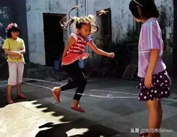 小时候玩具匮乏跳皮筋成了我们的最爱,跳皮筋的口诀您还记得吗?