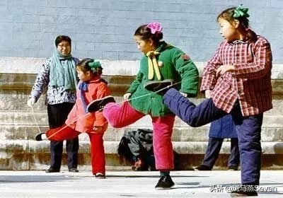 小时候玩具匮乏跳皮筋成了我们的最爱,跳皮筋的口诀您还记得吗?