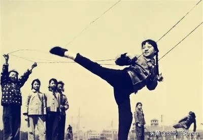 小时候玩具匮乏跳皮筋成了我们的最爱,跳皮筋的口诀您还记得吗?