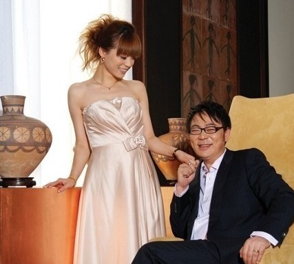 《家有儿女》好爸爸扮演者高亚麟与小他11岁娇妻近照