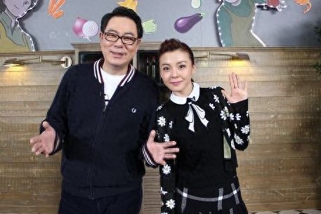 《家有儿女》好爸爸扮演者高亚麟与小他11岁娇妻近照