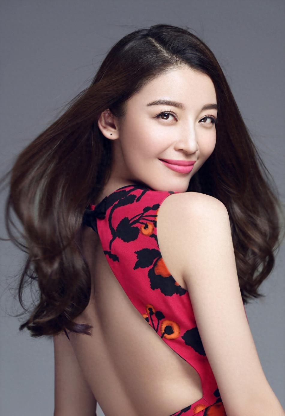 演员高晓菲简约的造型 夏日气息十足