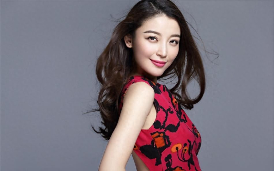 演员高晓菲简约的造型 夏日气息十足