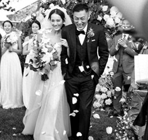 余文乐晒出婚礼现场照突然宣布结婚，36岁他走入了婚姻殿堂