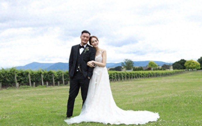 余文乐晒出婚礼现场照突然宣布结婚，36岁他走入了婚姻殿堂