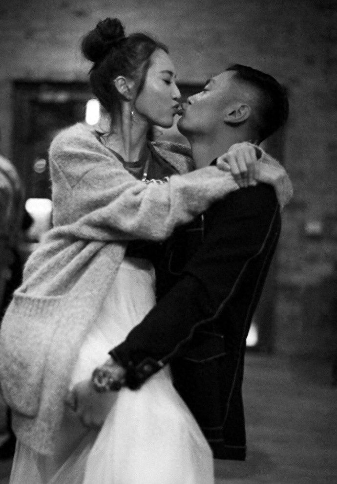 余文乐晒出婚礼现场照突然宣布结婚，36岁他走入了婚姻殿堂