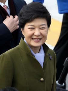 ​第一女总统朴槿惠，被好闺蜜压垮坐牢四年，出狱被极端分子袭击