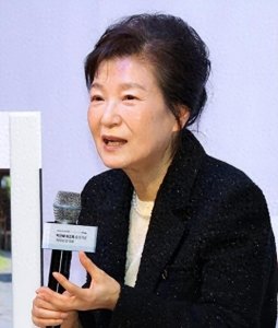 ​朴槿惠回忆牢里日子：7名狱警24小时看管，半夜被冻醒还吃不饱！